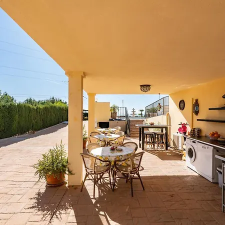 Guest house Spacious With Pool, Jacuzzi And Zen Garden - Only 5min To Town